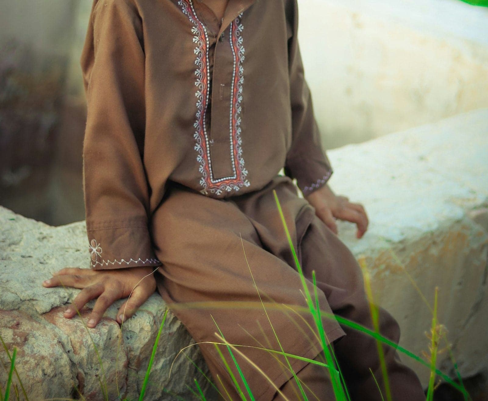 صورة طقم أطفال مطرّز — ٦ إلى ٨ سنوات